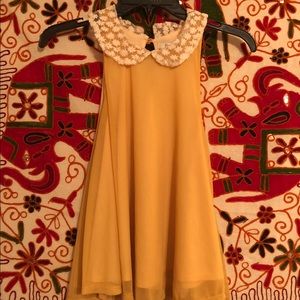 Blouse with lace collar